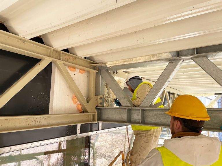 Naujai statomam AB “Kauno baldai” pastatui sumažinome šilumos nuotolius per metalinių sijų šiluminius tiltelius.